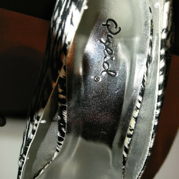 Qupid Platform Pumps - Picture 3 of 3